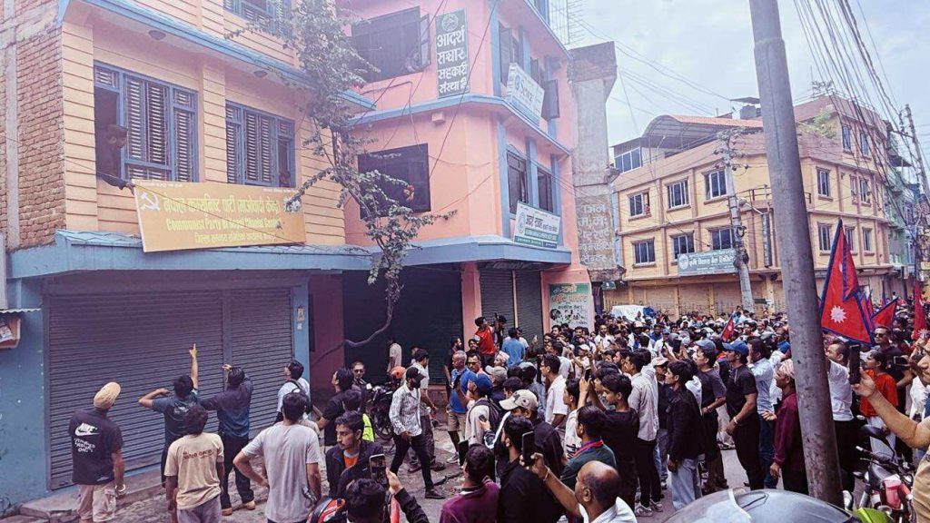 जेनजीले बागलुङका राजनैतिक दलको पार्टी कार्यालयको बोर्ड हटाए