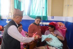 संविधान दिवसमा बिरामीलाई फलफूल वितरण