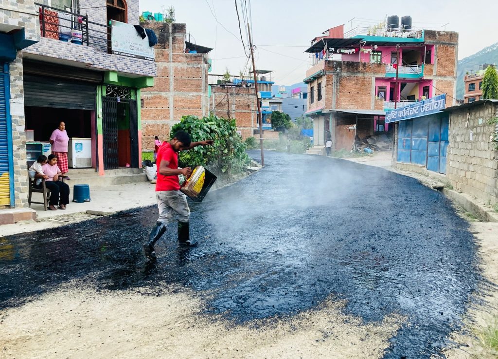 बागलुङ नगरपालिकाले बजारका पाँच वटा छोटा सडक कालोपत्र र ढलान थाल्यो