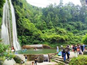 गाइघाटमा झरनामा ‘कायाकिङ’