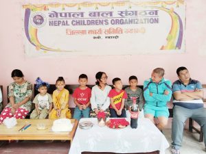 जन्मदिनमा अनाथ बालबालिकालाई खाना