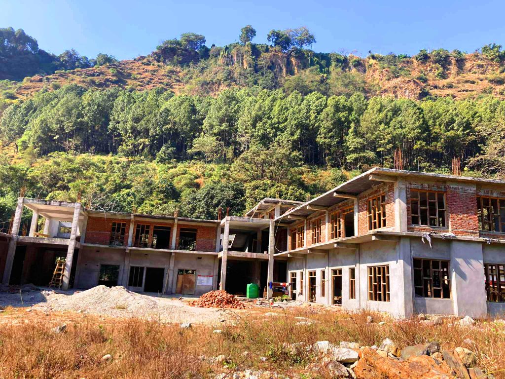 आश्रम निर्माणमा खड्काको  पाँच लाख सहयोग
