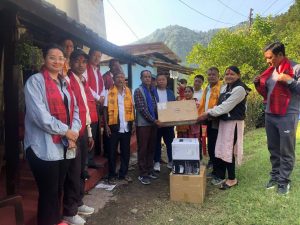 तिहार बिदामा भेटघाट गर्न निस्किएका स्वास्थ्यमन्त्री पाठकद्वारा स्वास्थ्य केन्द्रलाई कम्प्यूर र प्रिन्टर