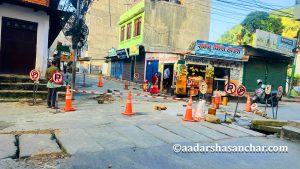 युवा व्यवसायीले मर्मत गर्दै बजार क्षेत्रको सडक : मूकदर्शक बन्यो बागलुङ नगरपालिका