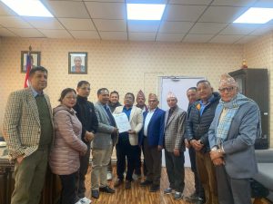 मन्त्री घिसिङलाई बागलुङका स्थानीयले गराए ध्यानाकर्षण
