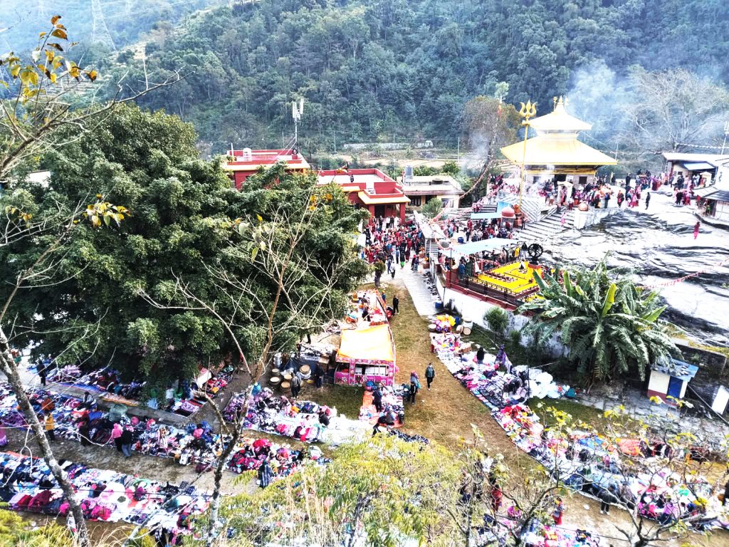 गलेश्वरमा सतबिउ छर्नेको भीड