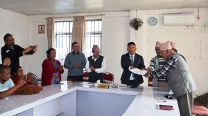 नौं वर्षमा लोकमार्ग कालोपत्र नभएपछि स्थानीय आन्दोलित