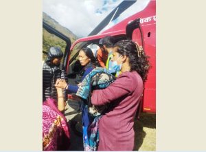 धौलागिरी गाउँपालिकाबाट सुत्केरीको हवाई उद्दार