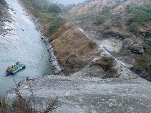 ट्रक दुर्घटना हुँदा चालक घाइते