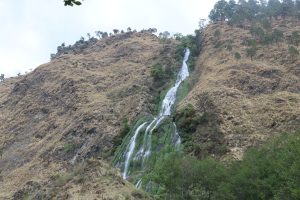 पर्यटकको पर्खाइमा नारच्याङ झरना