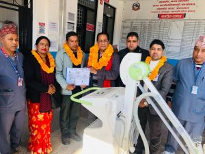 स्वास्थ्यमन्त्री पाठकद्वारा गलकोट नगर अस्पताललाई एक्सरे मेसिन