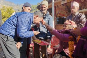 उम्मेदवार हिरा केसी मतदातासँग
