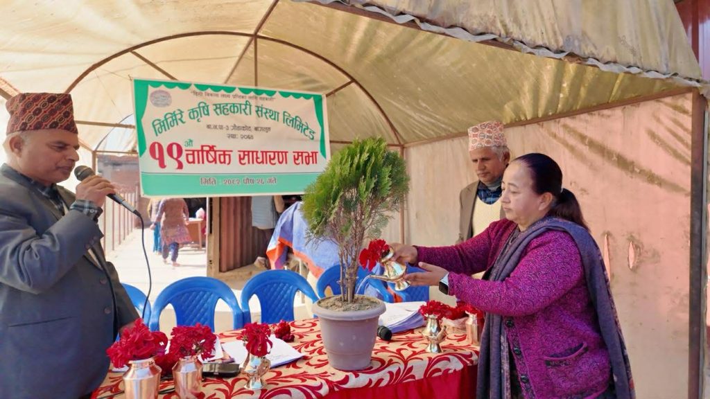 सहकारीको साधारण सभामा सदस्यलाई चामल उपहार