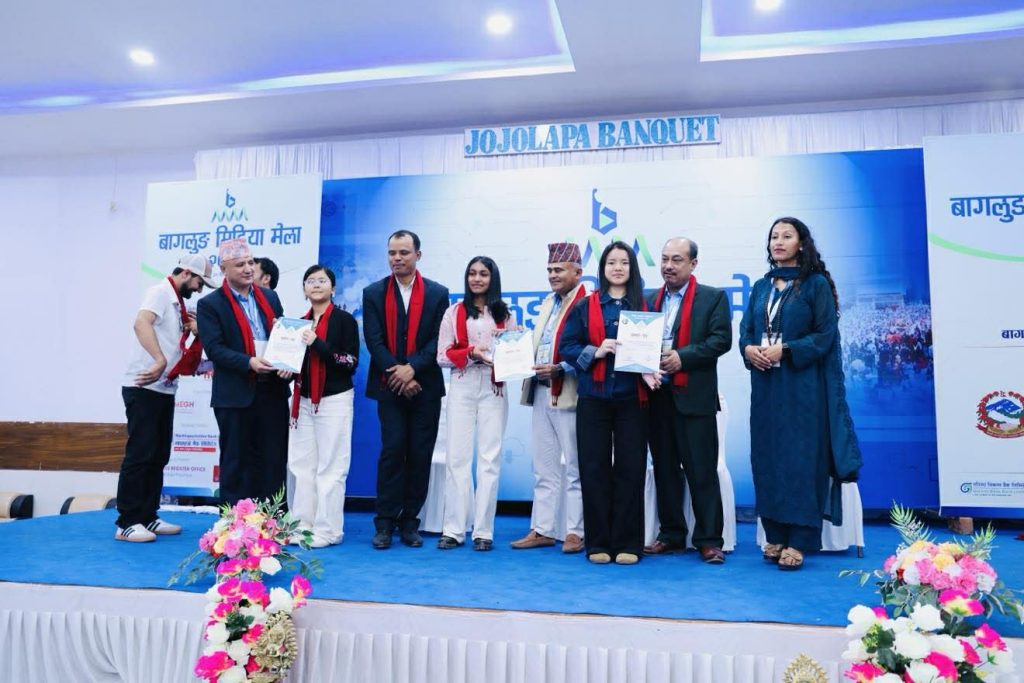 बागलुङ मिडिया मेलाः भित्तेपत्रिका लेखन प्रतियोगितको पुरस्कार आदर्श, विद्यामन्दिर र एभरेष्टलाई
