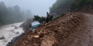 बुर्तिबाङ ढोरपाटन सडक खण्डमा पहिरो झर्दा गाडी पुरियो