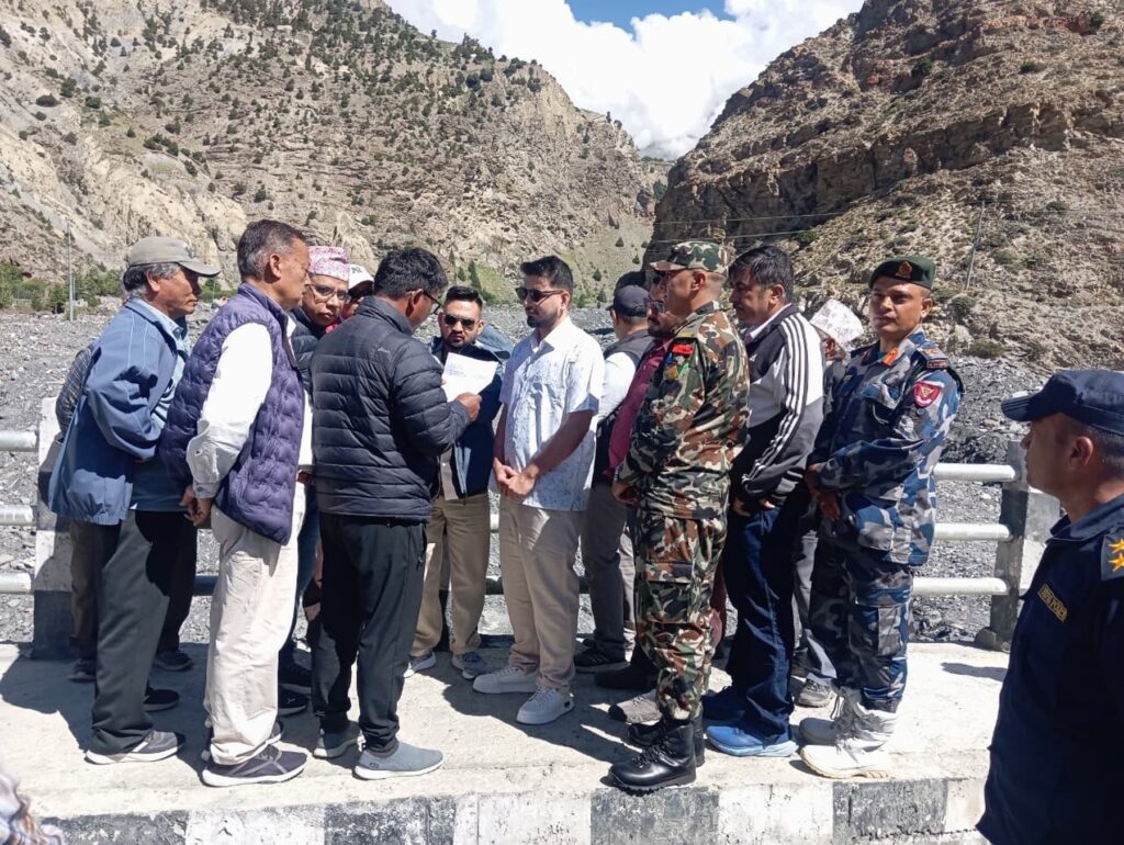 पूर्वाधार विकासमन्त्री लम्साल मुस्ताङमा : काम नगर्ने ठेकेदारको सम्झौता रद्द गर्नुस्
