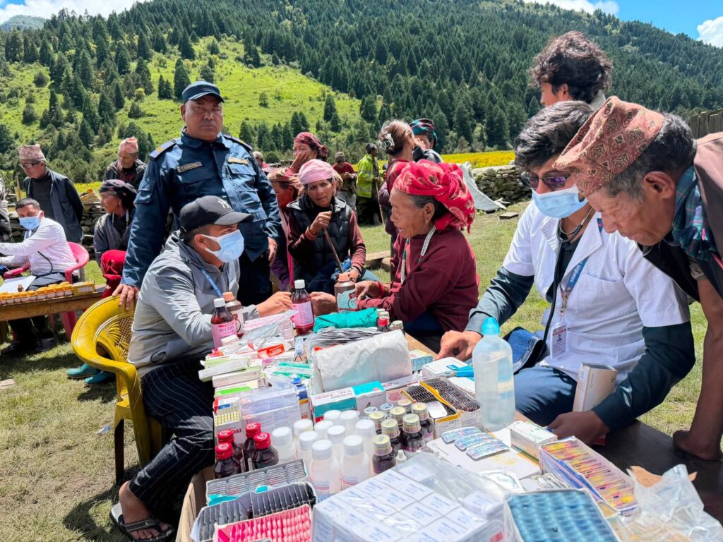 गोठमै पुगेर किसानको स्वास्थ्य परीक्षण