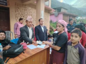 निसीखोलाका बाढी पहिरो पीडितलाई गाउँपालिकाको राहत