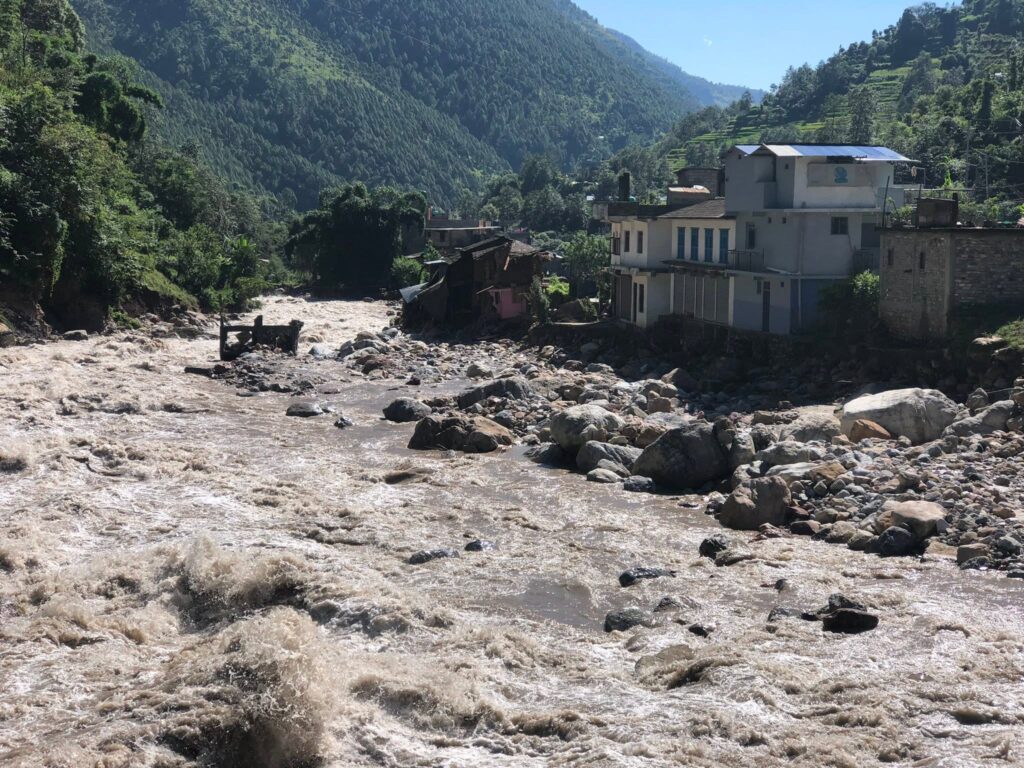 निसीखोलामा बाढीको वितण्डा : ३० घर बगरमा परिणत