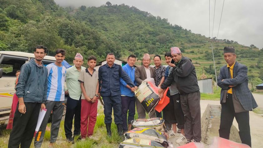 पहिरोले बस्ती जोखिममा परेर विस्थापित १२ परिवारलाई निसीखोला गाउँपालिकाद्वारा राहत