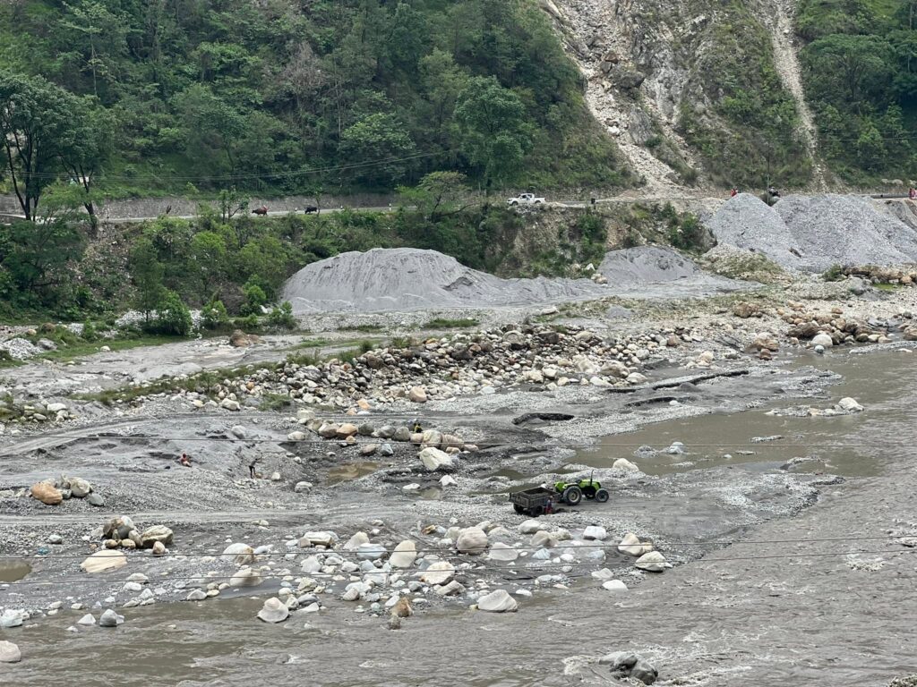 बागलुङमा अवैध नदी दोहनमा संलग्न ७० सवारीसाधन कारबाहीमा, चालक र धनीको अभिलेख छैन