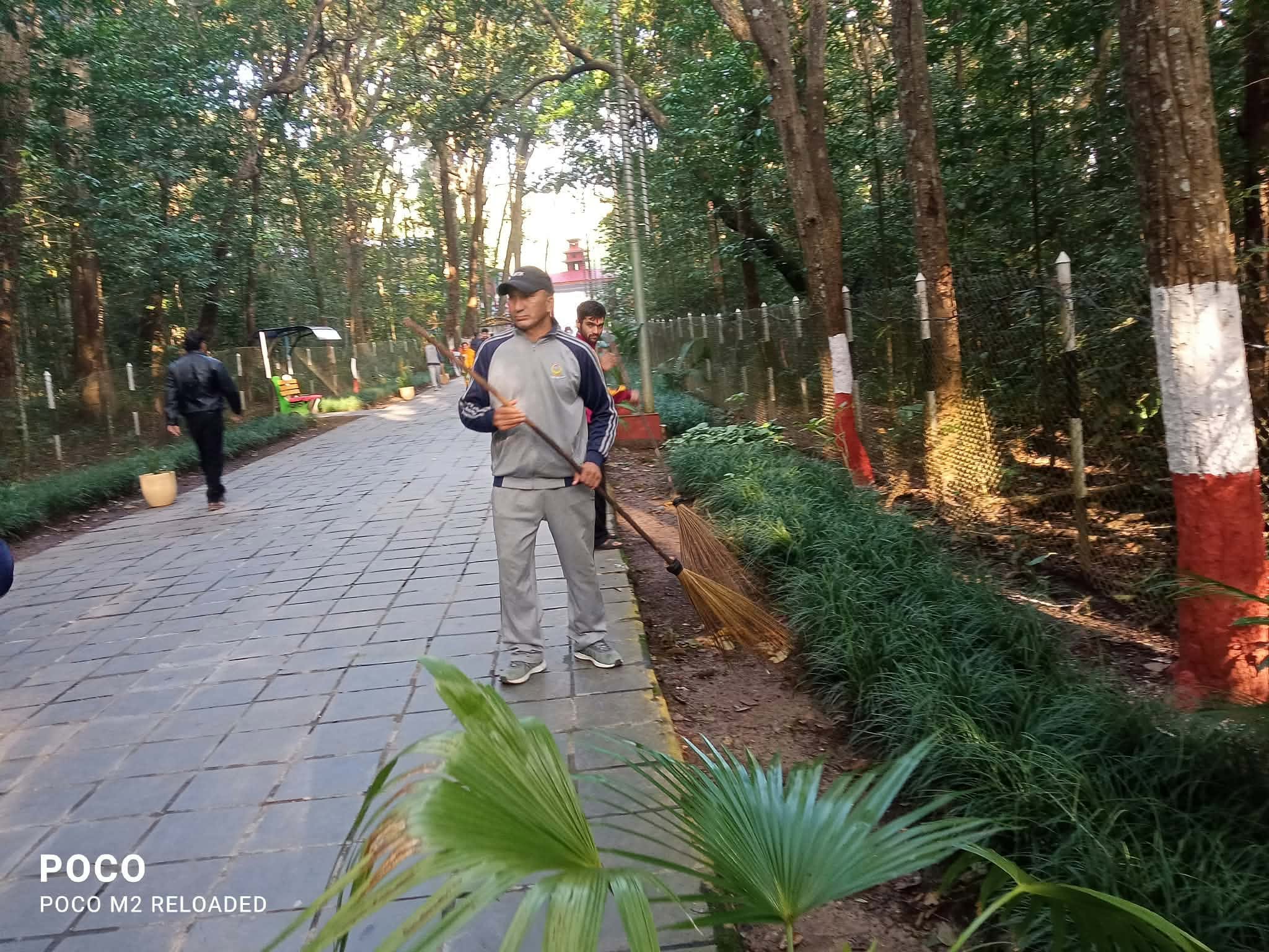 विजयादशमीको अवसरमा एपीएफद्वारा कालिका मन्दिर सरसफाइ