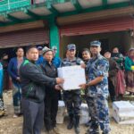 सशस्त्र प्रहरीद्वारा तमानखोलाका १५ परिवारलाई राहत