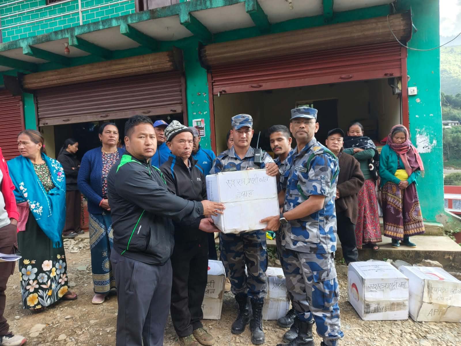 सशस्त्र प्रहरीद्वारा तमानखोलाका १५ परिवारलाई राहत