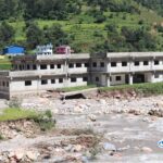 निर्माण नसकिदै बाढीको मारमा परेको निसीखोला आधारभूत अस्पताल (तस्वीर)