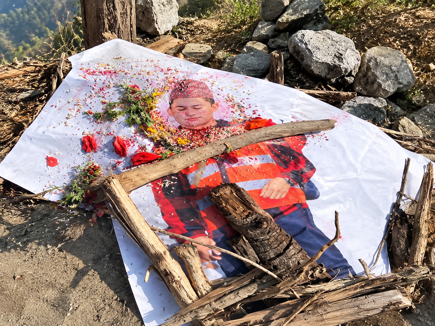 भोटेकोशी बाढीमा बेपत्ता सुनारको दुई महिनापछि कुशको शव बनाएर अन्त्येष्टि