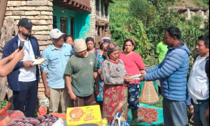 बाढी पहिरोमा ज्यान गुमाएका परिवारलाई ताराखोलाले दियो एक लाख राहत
